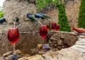 Fui até a fonte de vinho gratuita da Itália (e não é o que você imagina)