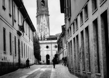 A Noiva Fantasma da Villa Reale de Monza: Amor Trágico e Mistério na Lombardia