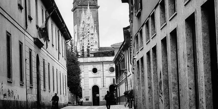 A Noiva Fantasma da Villa Reale de Monza: Amor Trágico e Mistério na Lombardia