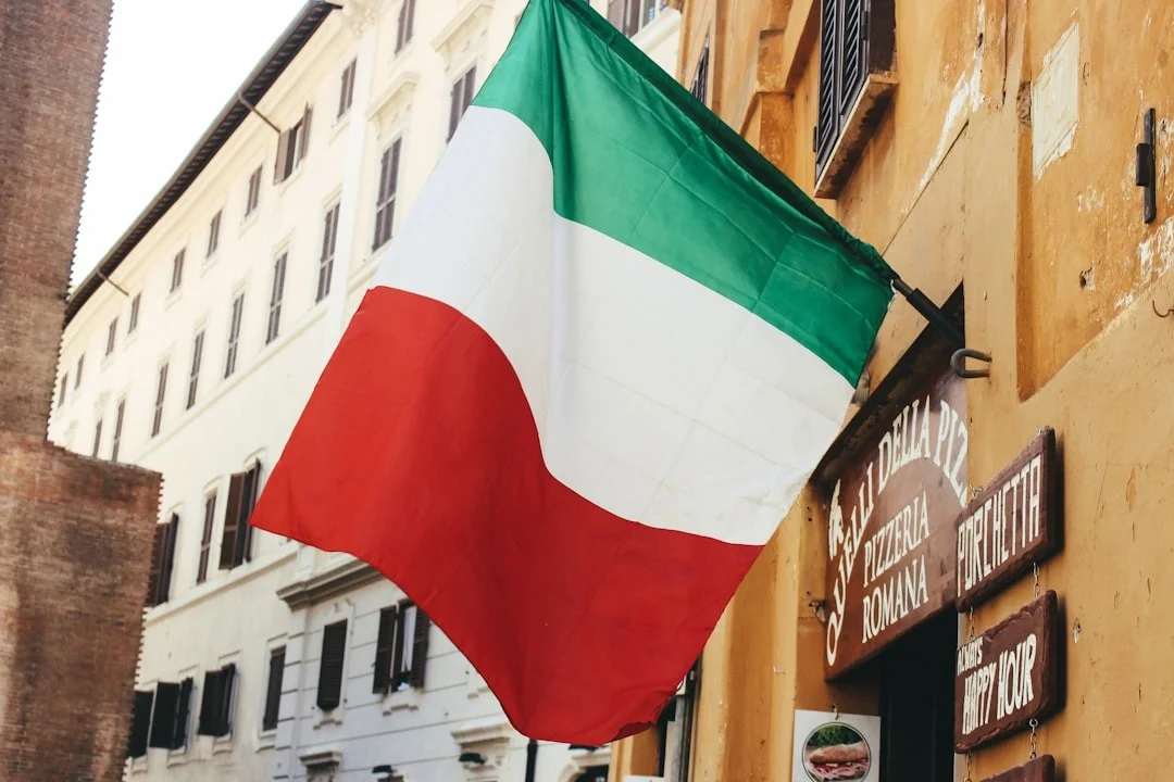 Unsplash - Italy flag on wall - 23/12/2025
