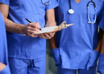 Profissionais de saúde: Itália flexibiliza regras para médicos e enfermeiros formados fora da UE em resposta à crise sanitária