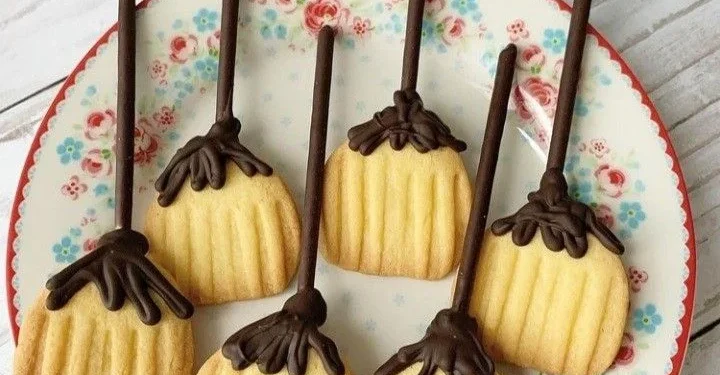 Doce Befana: Aprenda a fazer os biscoitos de vassourinhas mais fofas da Epifania