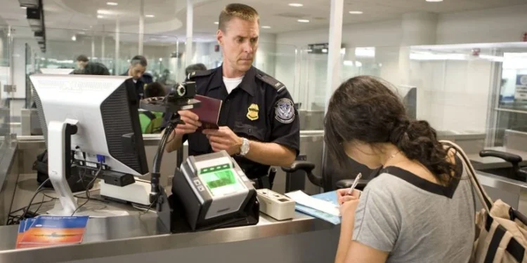 Vistos de imigração dos EUA são temporariamente suspensos para 75 países