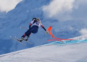 Lindsey Vonn cai durante prova em Cortina e inspira mensagens de atletas olímpicos