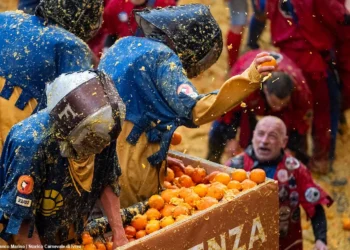 Carnevale di Ivrea: 138 feridos na primeira batalha e público recorde, acompanhe o Penúltimo dia