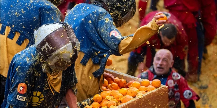 Carnevale di Ivrea: 138 feridos na primeira batalha e público recorde, acompanhe o Penúltimo dia