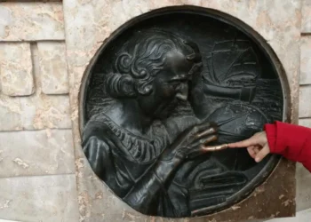 Portafortuna: O “Dito de Colombo” na Piazza Castello de Turim