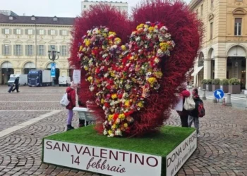 Mais de 2.000 flores celebram o Dia dos Namorados em Piazza San Carlo em Turim