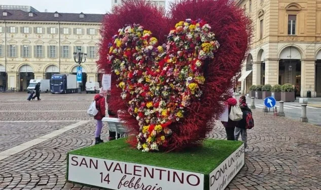 Mais de 2.000 flores celebram o Dia dos Namorados em Piazza San Carlo em Turim